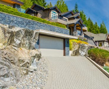 Une allée en pente menant au garage d'une maison en hauteur