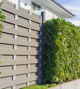 Un aménagement paysager moderne avec une haie