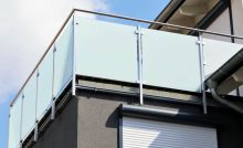 Vue sur un balcon avec garde-corps en acier