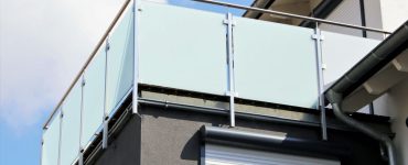 Vue sur un balcon avec garde-corps en acier