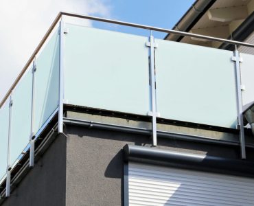 Vue sur un balcon avec garde-corps en acier