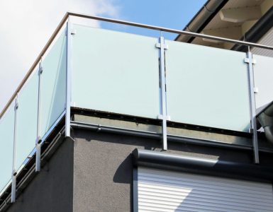 Vue sur un balcon avec garde-corps en acier