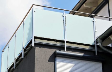 Vue sur un balcon avec garde-corps en acier