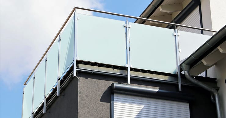 Vue sur un balcon avec garde-corps en acier