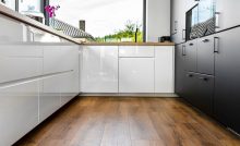 Gros plan sur le parquet d'une cuisine en noir et blanc