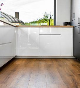 Gros plan sur le parquet d'une cuisine en noir et blanc