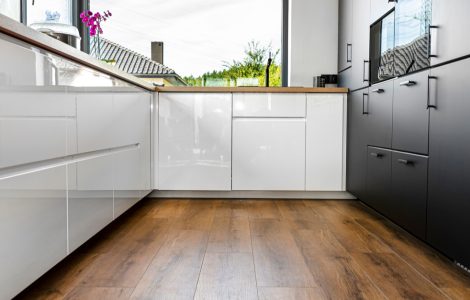 Gros plan sur le parquet d'une cuisine en noir et blanc