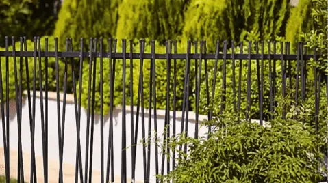 Une clôture de jardin barreaudée