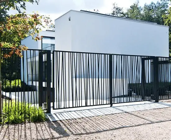 Un portail et une clôture design ajourée en aluminium gris anthracite 