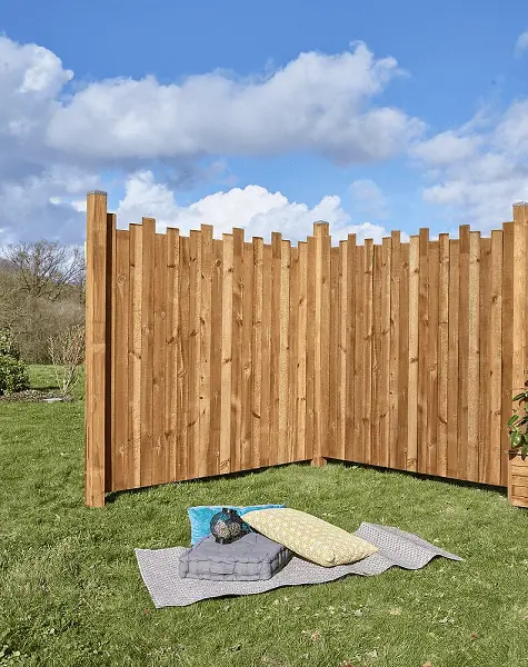 Une clôture en bois verticale décorative 