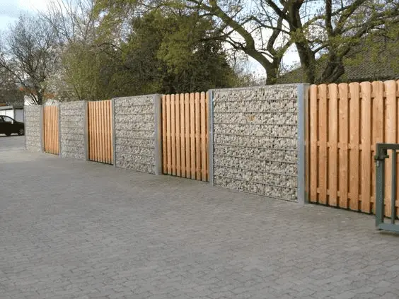 Une clôture qui mélange mur en gabion et panneau en bois occultant