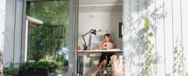 Vue sur une femme assise dans une petite maison en container