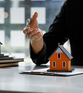 Illustration d’un courtier immobilier discutant avec son client