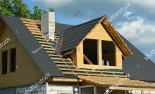 Vue sur le toit d’une maison en cours de construction