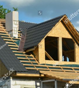 Vue sur le toit d’une maison en cours de construction