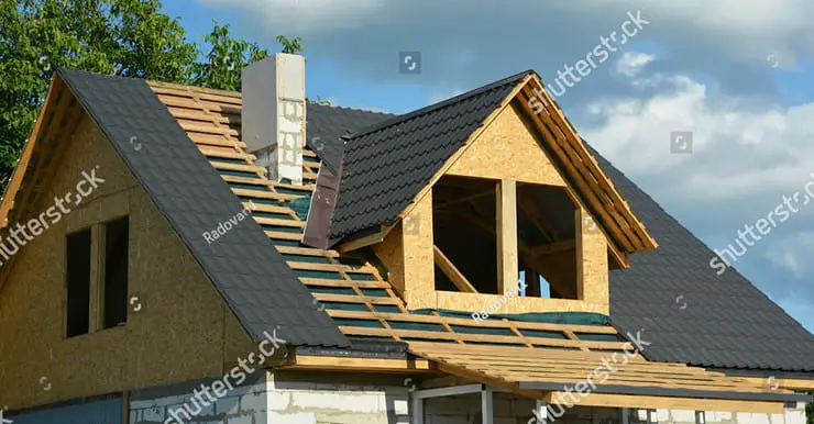 Vue sur le toit d’une maison en cours de construction