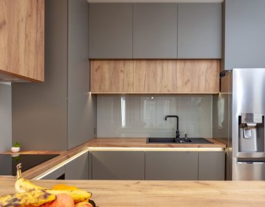 Une cuisine moderne grise avec des meubles en bois