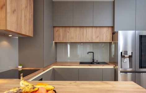 Une cuisine moderne grise avec des meubles en bois