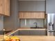 Une cuisine moderne grise avec des meubles en bois