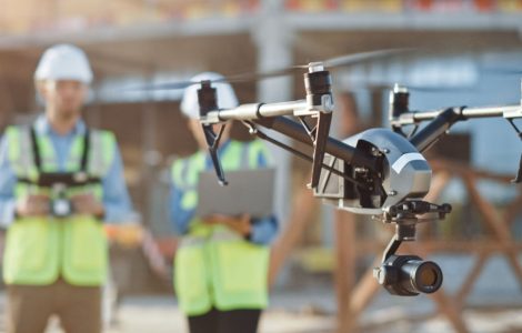 Deux spécialistes utilisent un drone sur le chantier