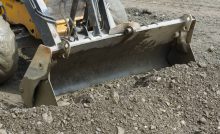 Une pelle mécanique ramassant le gravier lors de travaux de terrassement