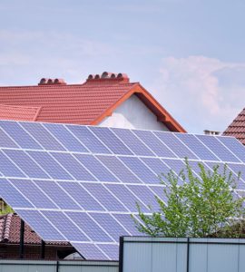 Une maison avec plusieurs panneaux solaires photovoltaïques montés sur un cadre incliné