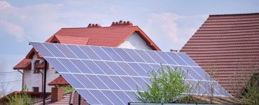 Une maison avec plusieurs panneaux solaires photovoltaïques montés sur un cadre incliné