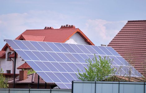 Une maison avec plusieurs panneaux solaires photovoltaïques montés sur un cadre incliné