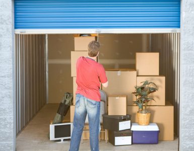 Un homme fermant le volet roulant d’un box de stockage