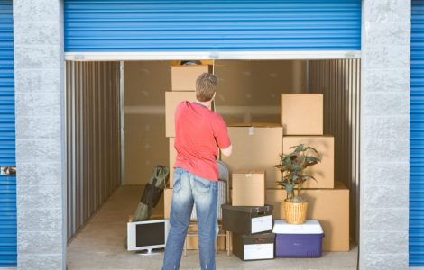 Un homme fermant le volet roulant d’un box de stockage