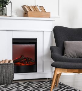 Un coin lecture près d'une cheminée allumée