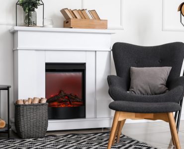 Un coin lecture près d'une cheminée allumée