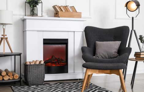 Un coin lecture près d'une cheminée allumée