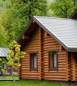 Une maison en bois à l’architecture en A dans une forêt