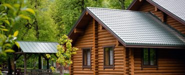 Une maison en bois à l’architecture en A dans une forêt