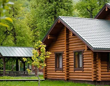 Une maison en bois à l’architecture en A dans une forêt