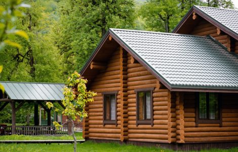 Une maison en bois à l’architecture en A dans une forêt