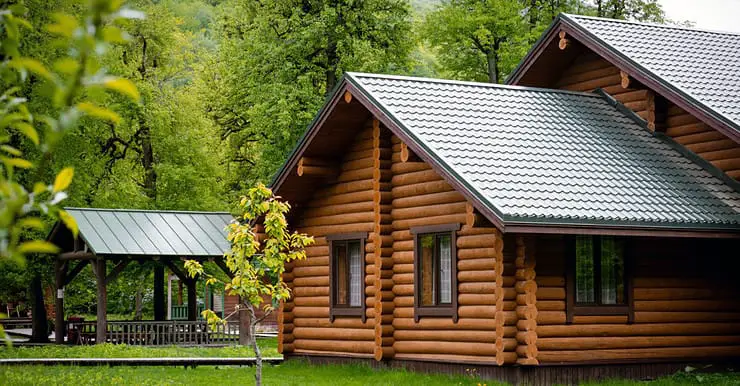 Une maison en bois à l’architecture en A dans une forêt