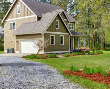Une maison de campagne avec une allée en gravier