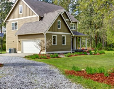 Une maison de campagne avec une allée en gravier