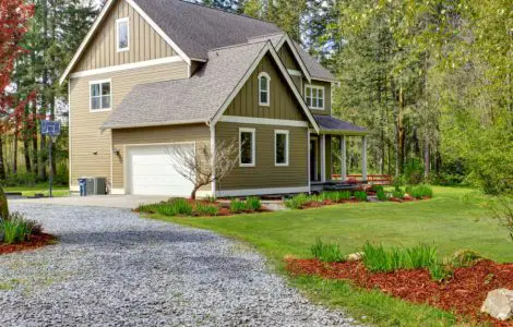Une maison de campagne avec une allée en gravier