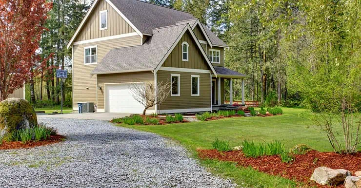 Une maison de campagne avec une allée en gravier