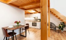 Une table à manger pour deux personnes sous l’étage construit en bois