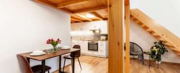 Une table à manger pour deux personnes sous l’étage construit en bois