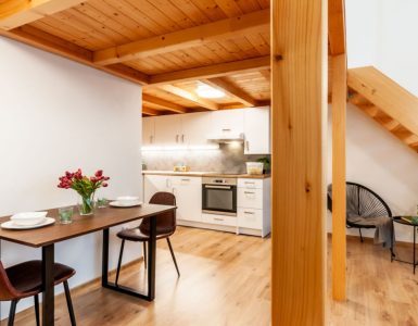 Une table à manger pour deux personnes sous l’étage construit en bois