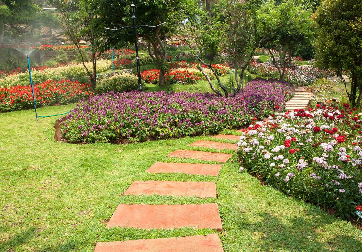 Nos conseils pour réussir l’aménagement de son jardin / iStock.com - janniwet