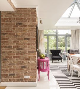 Un coin repas bien éclairé avec des verrières et des fenêtres de toit