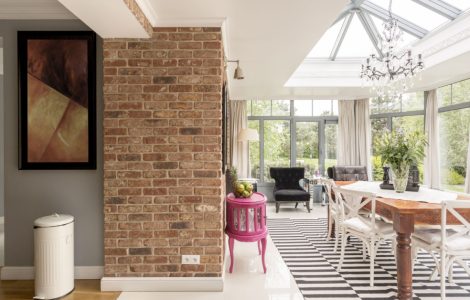 Un coin repas bien éclairé avec des verrières et des fenêtres de toit