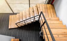 Vue de dessus d'un escalier en bois et en métal dans une maison