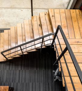Vue de dessus d'un escalier en bois et en métal dans une maison